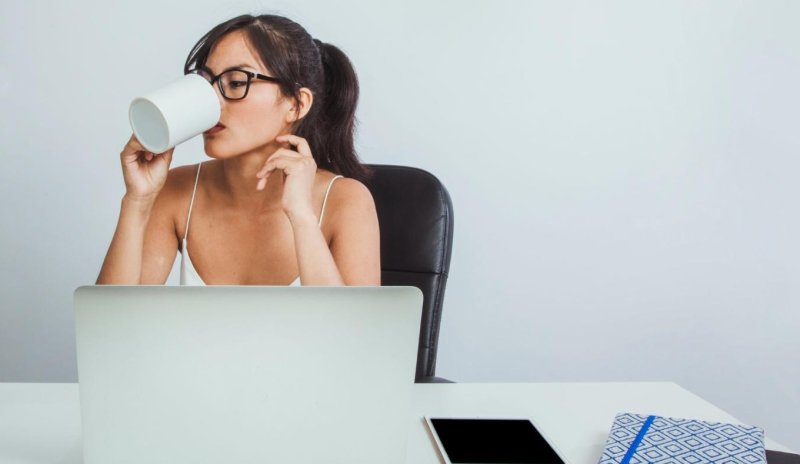 Что пить во время работы: напитки, которые помогут сохранить концентрацию без сахара и кофеина - «Кулинарные рецепты» Что пить во время работы: напитки, которые помогут сохранить концентрацию без сахара и кофеина - «Кулинарные рецепты»